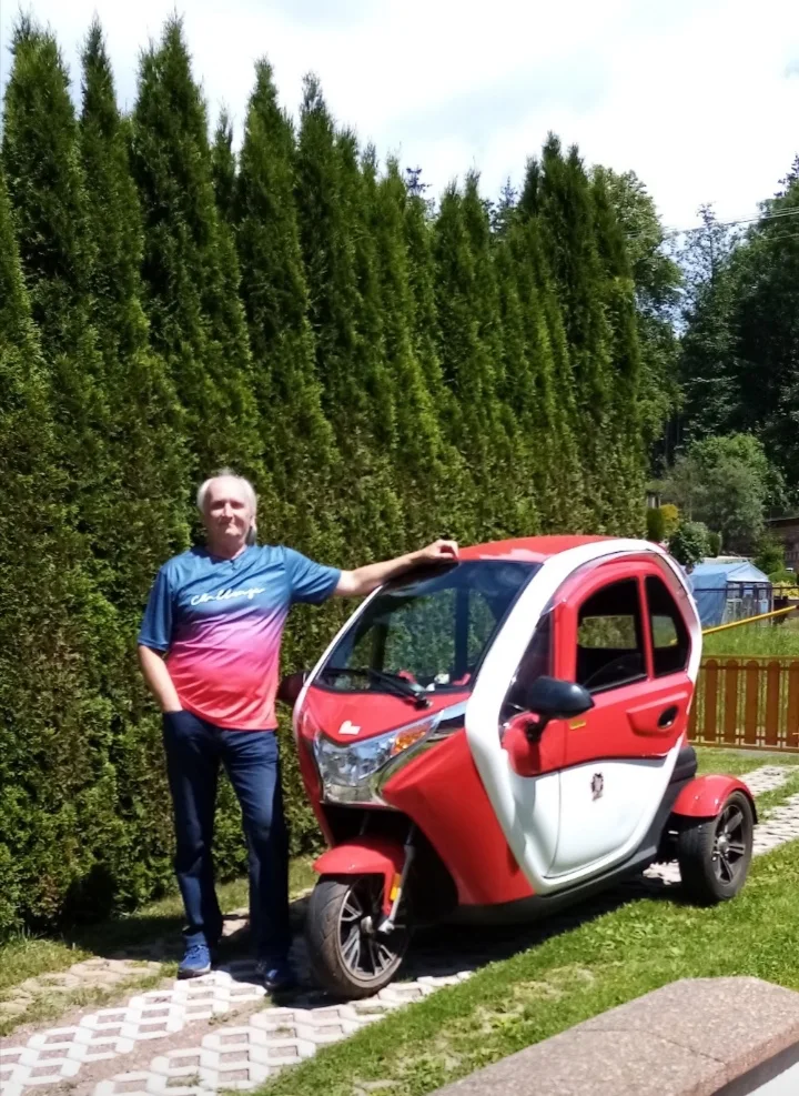 Zákazník se svou červenou Tříkolkou ELBLESK