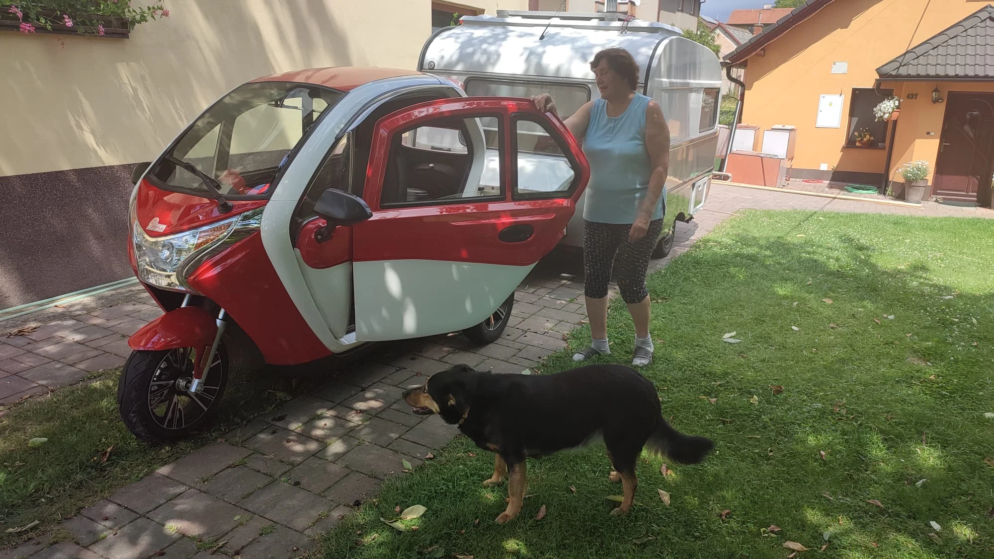 Zákaznice se svou červenou Tříkolkou ELBLESK